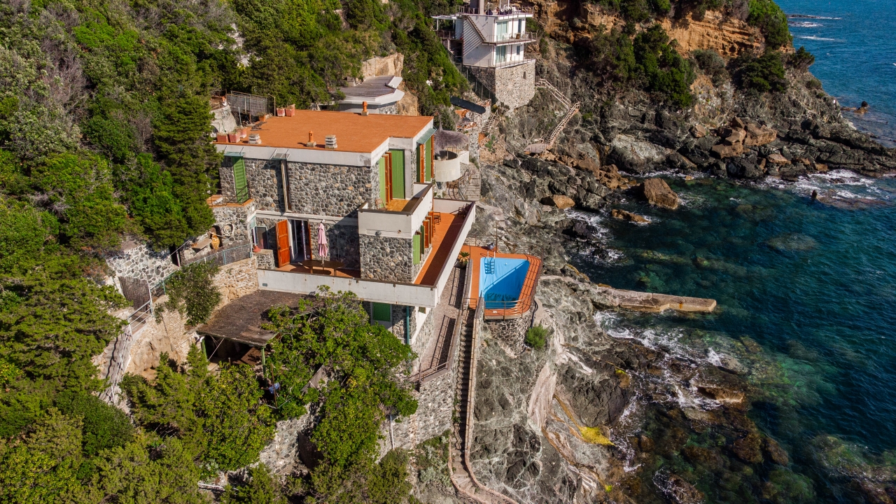 villa a picco sul mare in vendita a castiglioncello in toscana